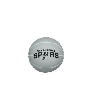 Prellender Ball nba dribbelnder Ball San Antonio Spurs
